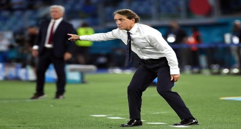 مانشيني يشكل عقدة لطواحين هولندا بعد برونزية دوري الأمم الأوروبية